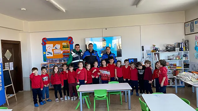 Afyon Polisi, Her Yaştan Öğrencileri Bilgilendiriyor