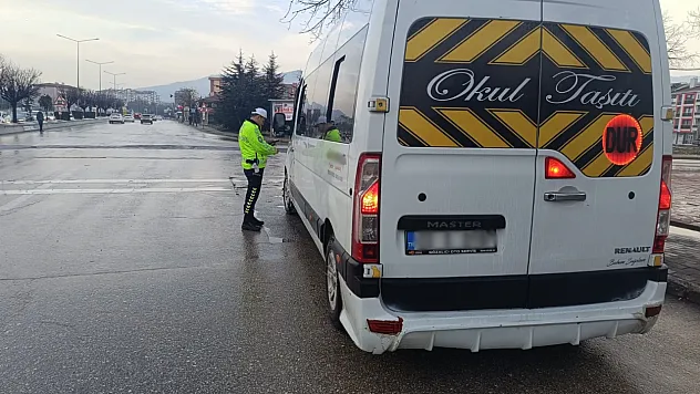 Afyon Polisi'nden Okul Servis Araçlarına Sıkı Denetim