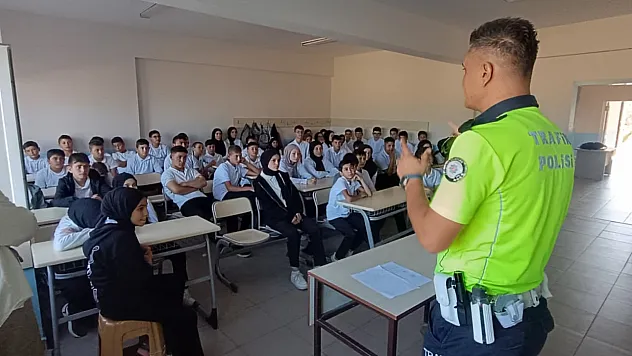 Afyon Polisi Sinanpaşa'da Öğrencileri Bilgilendirdi