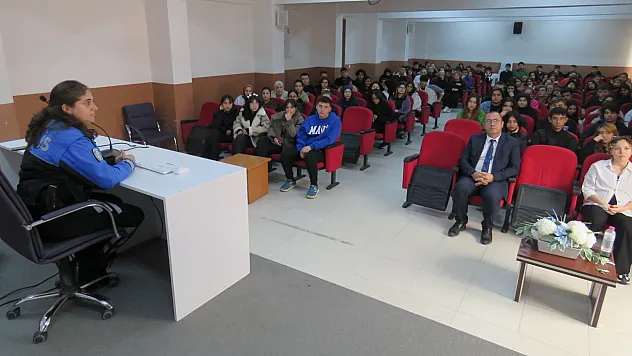 Afyon Polisinden Liselilere Meslek Tanıtımı ve Güvenlik Eğitimi