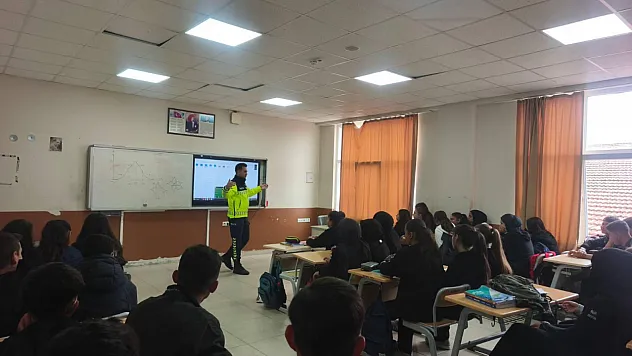 Afyon'un 7 İlçesinde Jandarma Ekipleri Trafik Eğitim Verdi