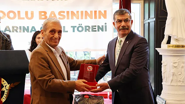 Afyon'un Duayen Gazetecisi, 'Basının Çınarı' Ödülü Aldı