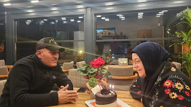 Afyon Vilayet Çay Bahçesi'nde İlk Kutlama Gazeteciden