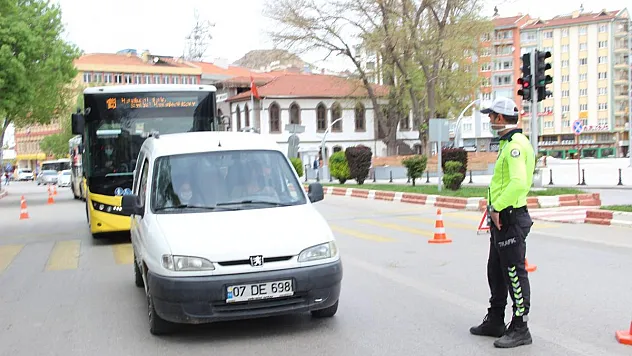 Afyon’da 4 sürücüye 7 bin 849 TL ceza yazıldı