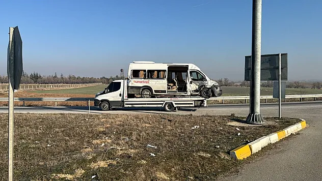 Afyon'da İşçi Servisiyle Otomobil Çarpıştı Çok Sayıda Yaralı Var