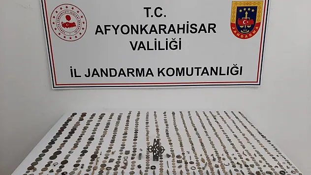 Afyon'da Mezarlık İşçisinin Evinden Yüzlerce Tarihi Sikke Çıktı