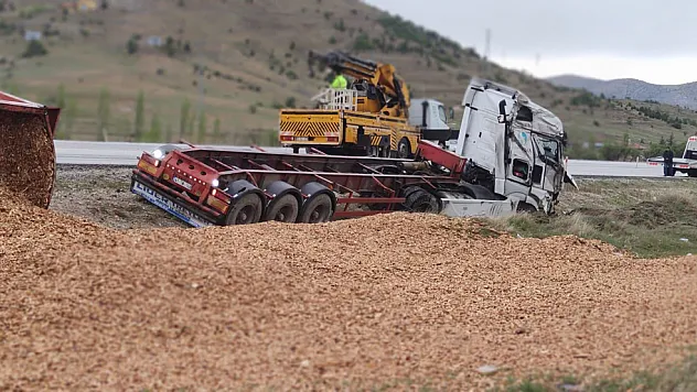 Afyon’da Talaş Yüklü Tır Devrildi, Sürücüsü Yaralandı