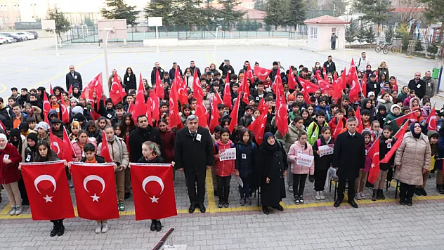 Afyon'da Tüm Öğrenciler Şehitlerimizi Minnetle Andı