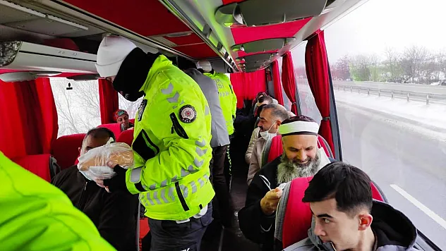 Afyon’da yolda kalanların imdadına polis yetişti