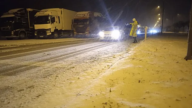 Afyon’daki bu yol tır geçişine kapatıldı