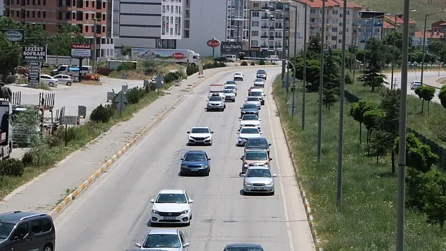 Afyonkarahisar-Antalya kara yolunda tatil dönüşü yoğunluğu