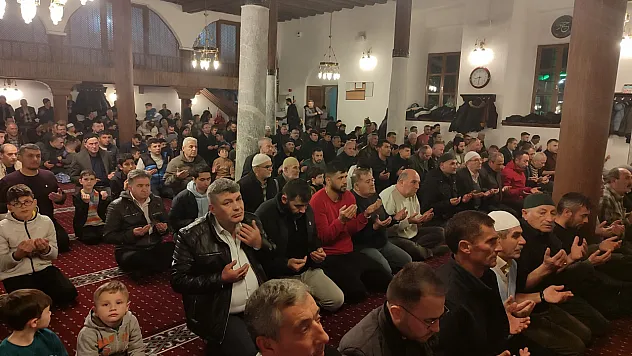 Afyonkarahisar'da Kadir Gecesi'nde Camiler Doldu Taştı