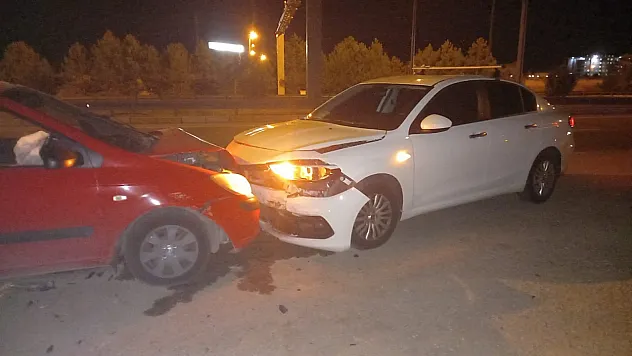 Afyonkarahisar'da Korkutan Kaza: Otomobil Polis Aracına Çarptı