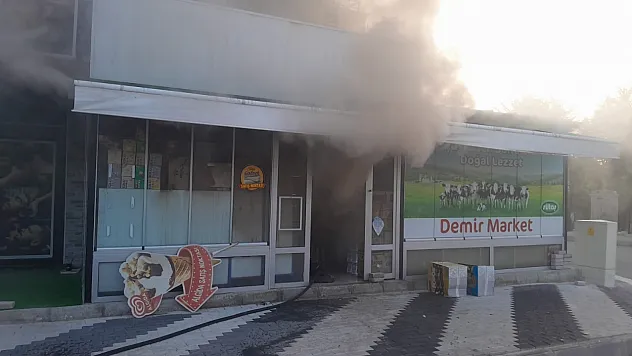 Afyonkarahisar'da Markette Yangın Çıktı, Ekipler Müdahale Etti