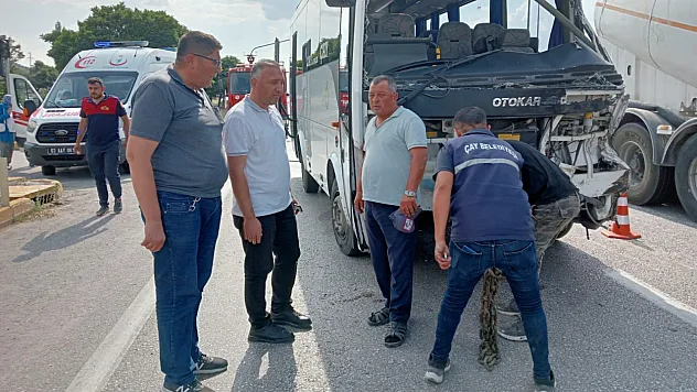 Afyonkarahisar'da Midibüs Kamyonla Çarpıştı: 7 Yaralı