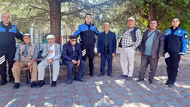 Afyonkarahisar'da Polisler Büyüklerin Yüzünü Güldürdü