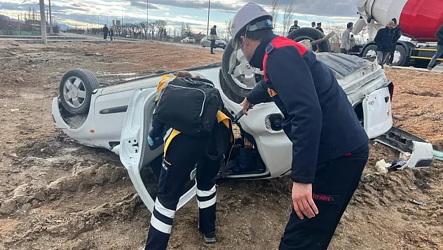 Afyonkarahisar'da Takla Atan Araç Şarampole Uçtu
