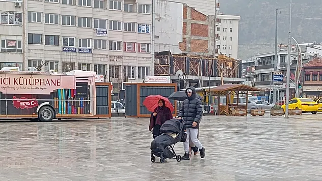 Afyonkarahisar Yeni Güne Yağışlı Hava İle Başladı
