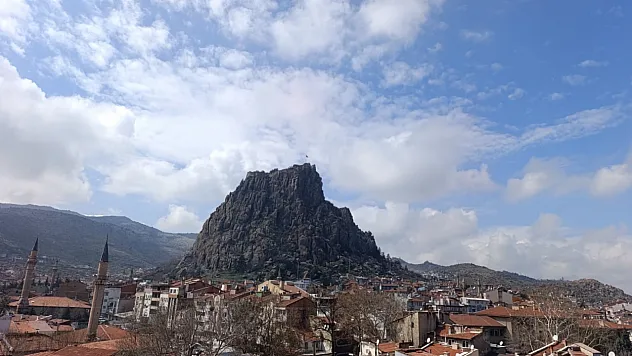 Afyonkarahisar Yeni Haftaya Yağışla Başladı