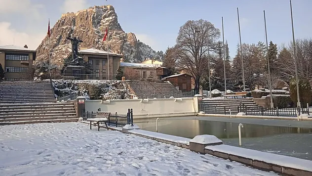 Afyonkarahisar’da kar yağışı etkisini gösterdi