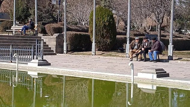 Afyonkarahisar'da vatandaşlar sıcak havanın tadını çıkardı