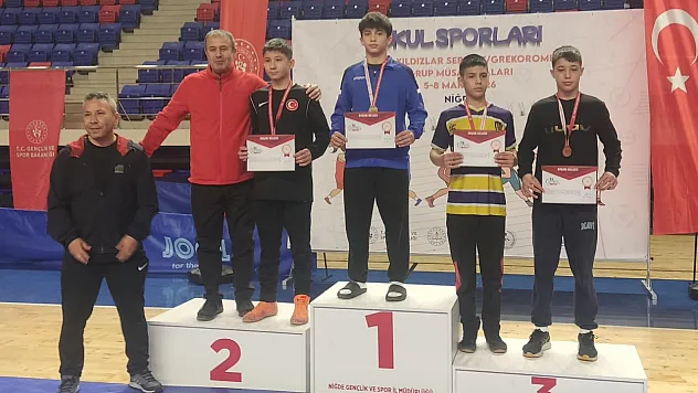 Afyonkarahisarlı Güreşçiler Niğde'de Göğüsleri Kabarttı