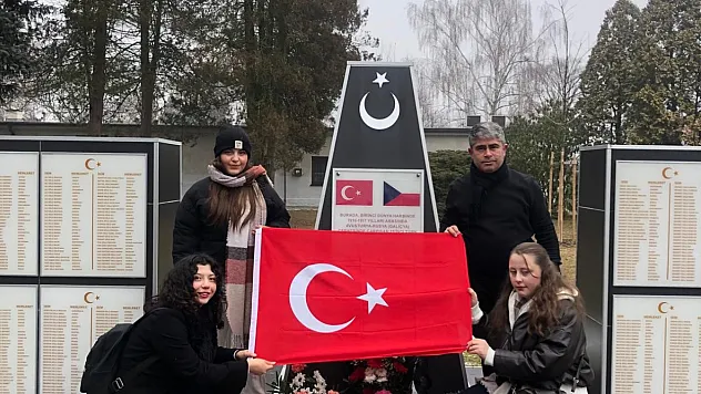 Afyonlu Öğrenciler Çekya'daki Türk Şehitliğini Ziyaret Etti