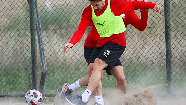Afyonspor kum sahada kuvvet ve kondisyon antrenmanı yaptı
