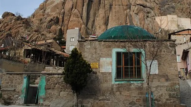 Ahmet ve Mehmet Efendi türbesi Allah’a emanet