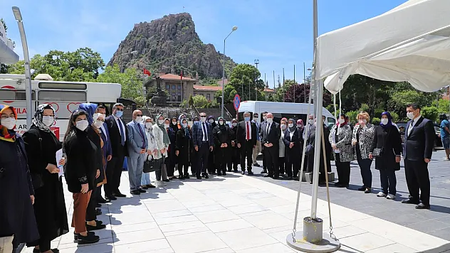 AK Kadınlardan stokları azalan Kızılay'a kan bağışı