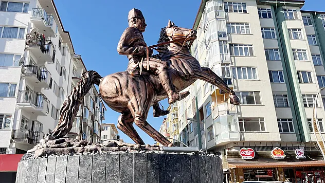 AK Parti'den Belediye'ye 'Atatürk Heykeli' Uyarısı