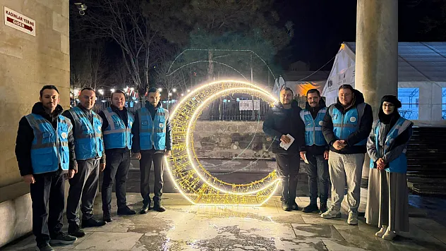 AK Parti Gençlik Kolları İlk Teravih Namazında İkramlarda Bulundu
