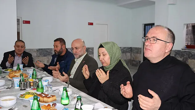 AK Parti Heyeti Hafız Öğrencilerle İscehisar'da İftar Yaptı
