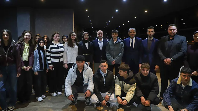 AK Parti İl Başkanı Şahin, Gençlerle Yan Yana