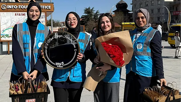 AK Partili Gençler Kadınlara Hediye Dağıttı