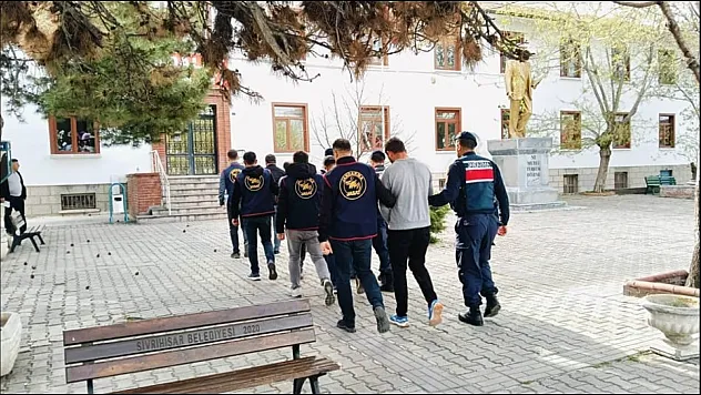 Akılalmaz Hırsızlık! Yakalandılar...