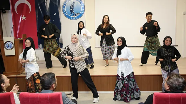 AKÜ'de 12 Ülke Tek Çatı Altında Buluştu!