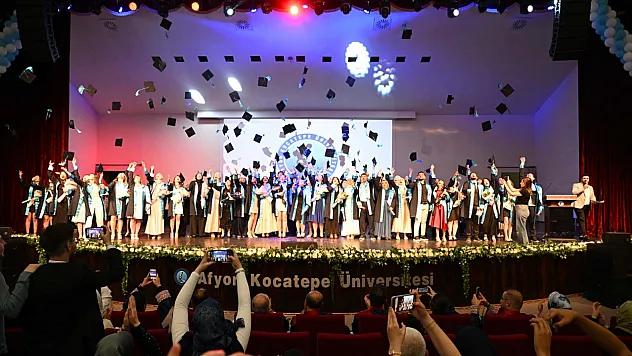 AKÜ'de Eğitim Ordusunun Yeni Neferleri Mezun Oldu