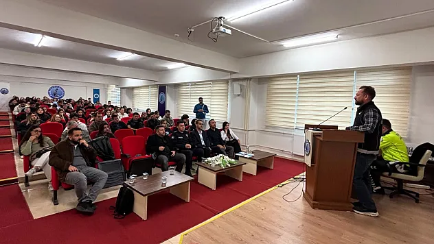 AKÜ'de Gençlere Çok Önemli Farkındalık