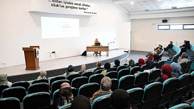 Akü İlahiyat Fakültesinde Dijitalleşen Dünyada Vicdan Konuşuldu