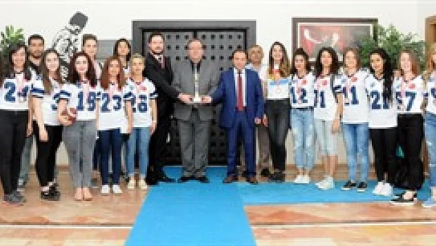 AKÜ Kadın Bayrak Futbolcuları Solak'ı ziyaret etti