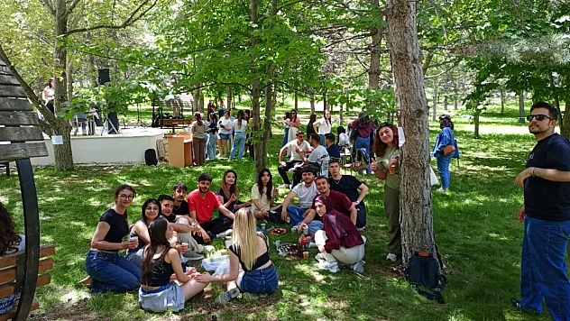 AKÜ'lü Gençler 'Garden Party' De Eğlendi