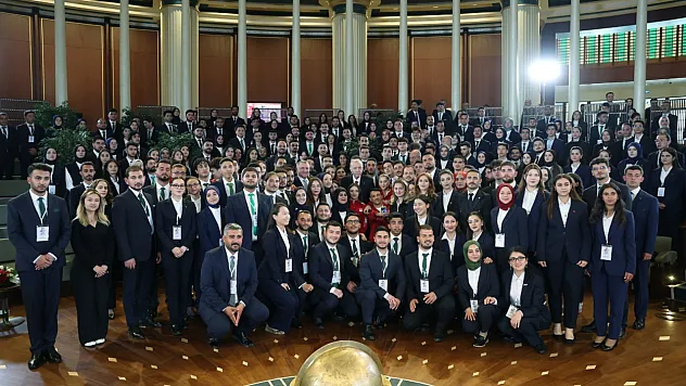 AKÜ Öğrencisinin Performansı Tam Not Aldı