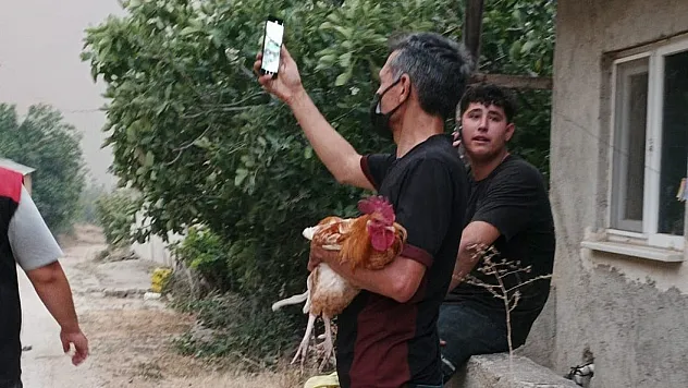 Alevler Yaklaşınca Horozunu Kucağına Alarak Köyü Terketti