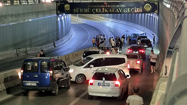 Alt Geçitte Zincirleme Kaza: 2 Kişi Yaralandı, Yol Kapandı