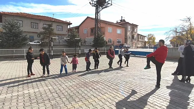 Altıntaş Zafer İlkokulu'nda Özel Öğrencilerin Sabah Sporu Coşkusu