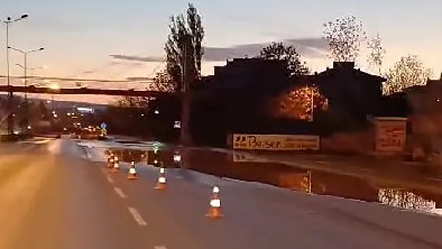 Ana Su Dağıtım Borusu Patladı, Çevre Yolunu Su Bastı