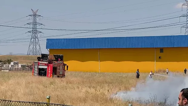 Anız Yangınında Zamanında Müdahale Dükkanları Korudu