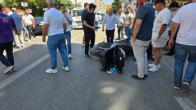 Ara Sokağa Dönmek İstedi, Karşıdan Gelen Motosikletle Çarpıştı
