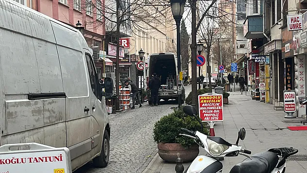 Ara Sokaklarda Dakikalarca Duraksayan Araçlar Sürücüleri Çileden Çıkardı